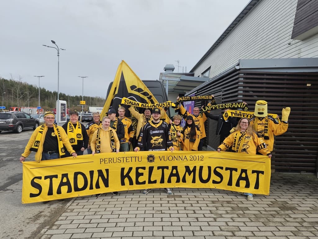 Stadin Bönde ja Keltamustat ryhmäkuvassa ulkona