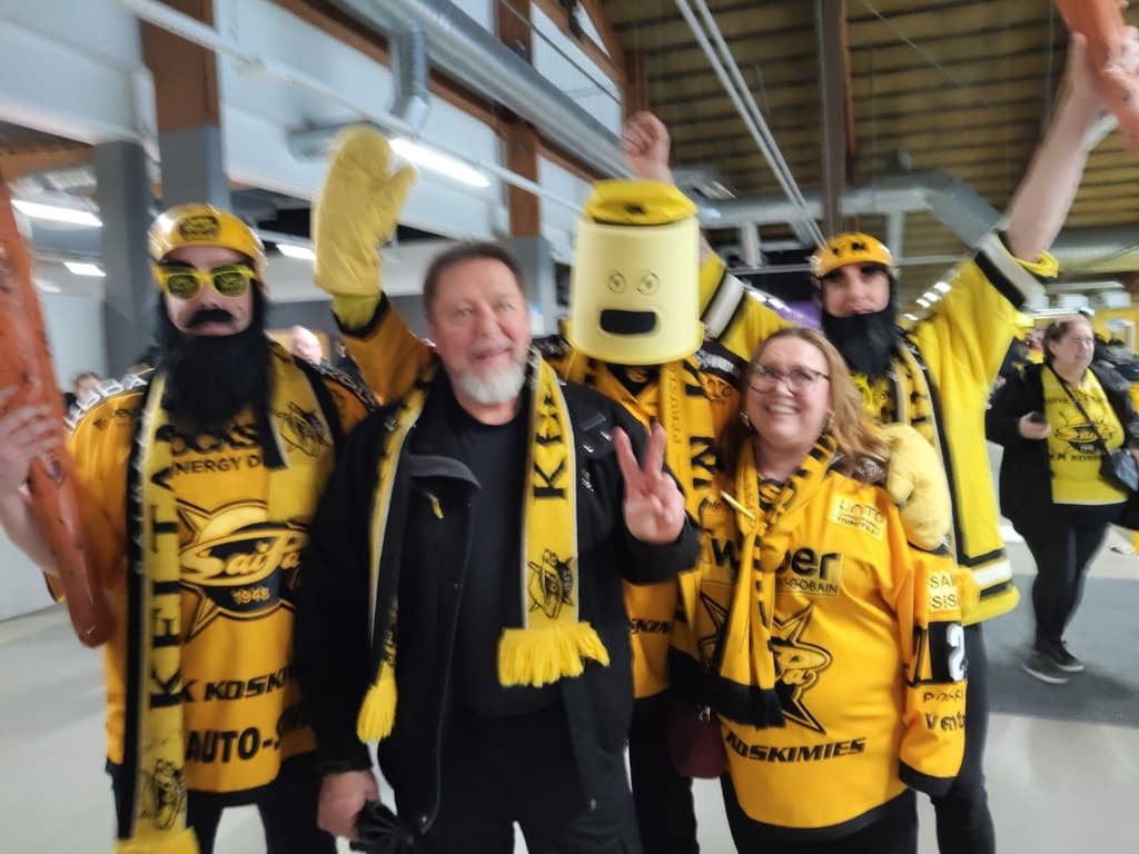 Stadin Bönde juhlii kannattajien kanssa